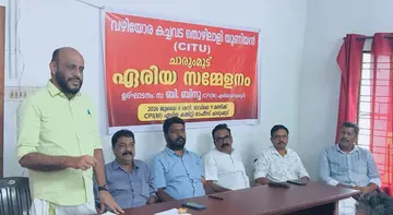 വഴിയോരക്കച്ചവട തൊഴിലാളി യൂണിയൻ ചാരുംമൂട് ഏരിയ സമ്മേളനം സിപിഐ എം ഏരിയ സെക്രട്ടറി
ബി ബിനു ഉദ്ഘാടനംചെയ്യുന്നു