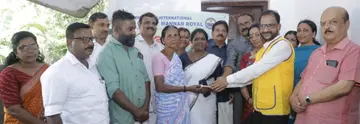 സുനിൽകുമാറിന്റെ വീടിന്റെ താക്കോൽ ലയൺസ് ക്ലബ് മുൻ ഡിസ്ട്രിക്ട്
ഗവർണർ ജി വേണുകുമാർ കൈമാറുന്നു