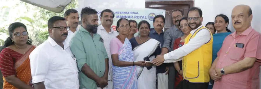 സുനിൽകുമാറിന്റെ വീടിന്റെ താക്കോൽ ലയൺസ് ക്ലബ് മുൻ ഡിസ്ട്രിക്ട്
ഗവർണർ ജി വേണുകുമാർ കൈമാറുന്നു