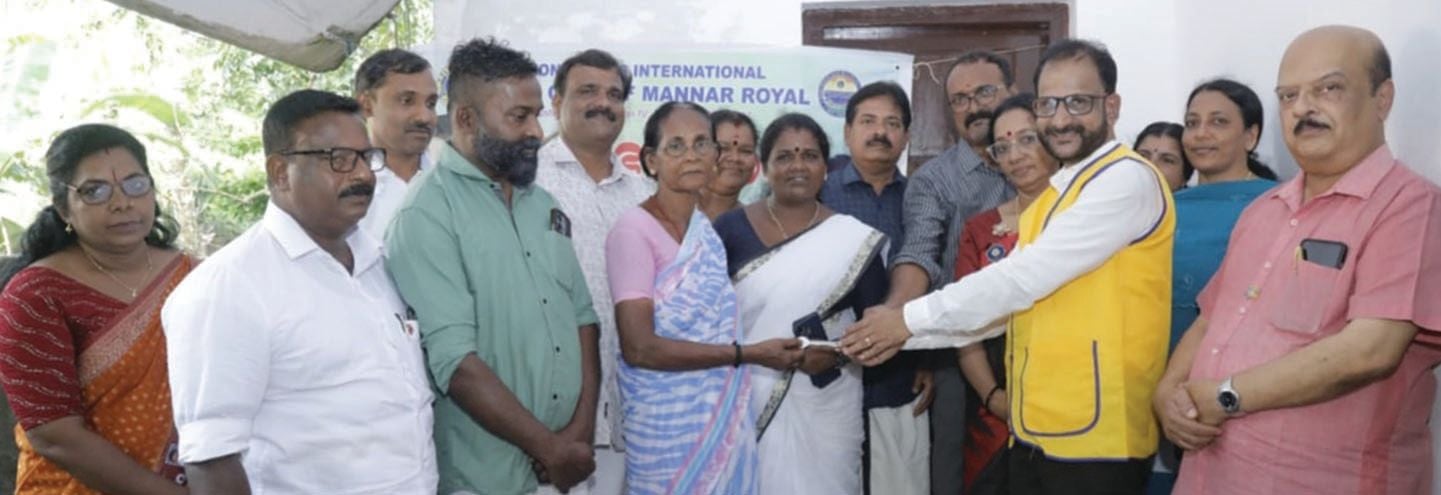സുനിൽകുമാറിന്റെ വീടിന്റെ താക്കോൽ ലയൺസ് ക്ലബ് മുൻ ഡിസ്ട്രിക്‌ട്‌  ഗവർണർ ജി വേണുകുമാർ കൈമാറുന്നു