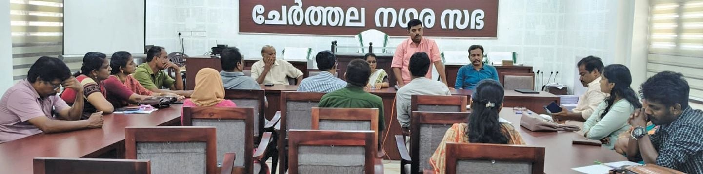 ദേശീയപാത വികസനത്തിന്റെ പശ്‌ചാത്തലത്തിൽ വിവിധയിങ്ങളിലെ വെള്ളക്കെട്ട്‌ പ്രശ്‌നം പരിഹരിക്കാൻ നഗരസഭ വിളിച്ചുചേർത്ത യോഗത്തിൽ നഗരസഭാധ്യക്ഷൻ എസ്‌ സോബിൻ സംസാരിക്കുന്നു