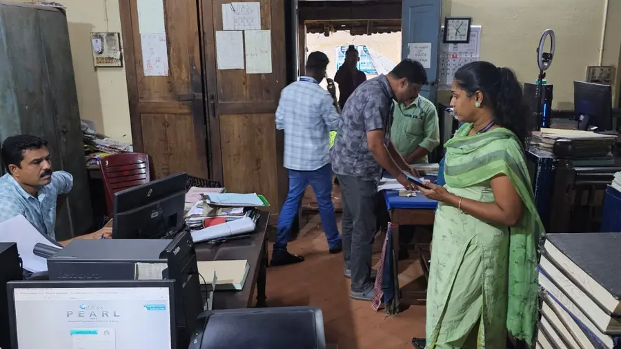 Vigilance raid at sub registrar office