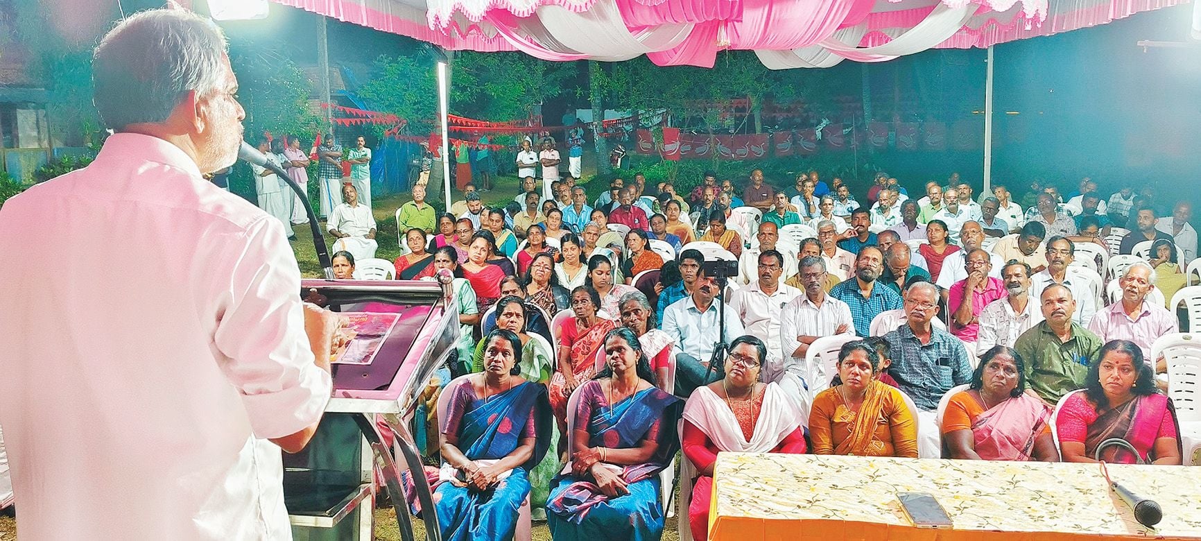 ചേർത്തല മണ്ഡലം എൽഡിഎഫ് സ്ഥാനാർഥി പി പ്രസാദിന്റെ തെരഞ്ഞെടുപ്പ് പ്രചാരണയോഗം കടക്കരപ്പള്ളിയിൽ സിപിഐ എം പൊളിറ്റ്ബ്യൂറോ അംഗം എ വിജയരാഘവൻ ഉദ്ഘാടനംചെയ്യുന്നു