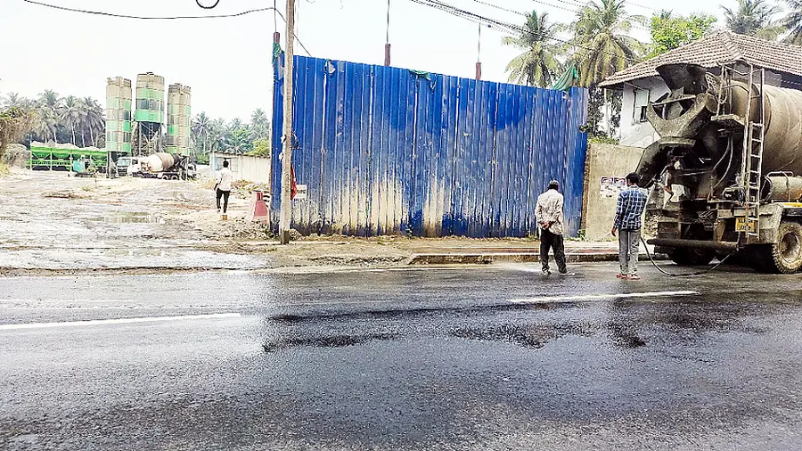 പരാതി ഉയർന്നതിനെ തുടർന്ന് പൊടിപടലമുണ്ടാവാതിരിക്കാൻ റോഡ് നനയ്ക്കുന്ന
കമ്പനി ജീവനക്കാർ