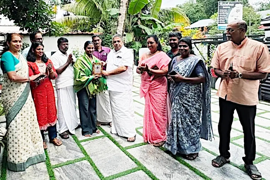 വിസ്മയയെ സജി ചെറിയാൻ എംഎൽഎ അഭിനന്ദിക്കുന്നു