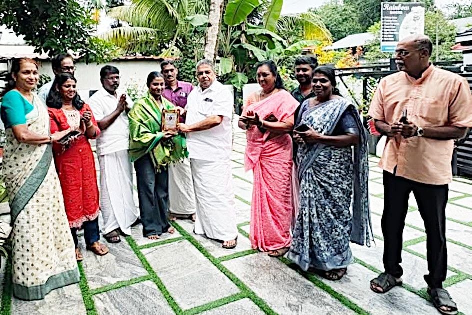വിസ്മയയെ സജി ചെറിയാൻ എംഎൽഎ അഭിനന്ദിക്കുന്നു