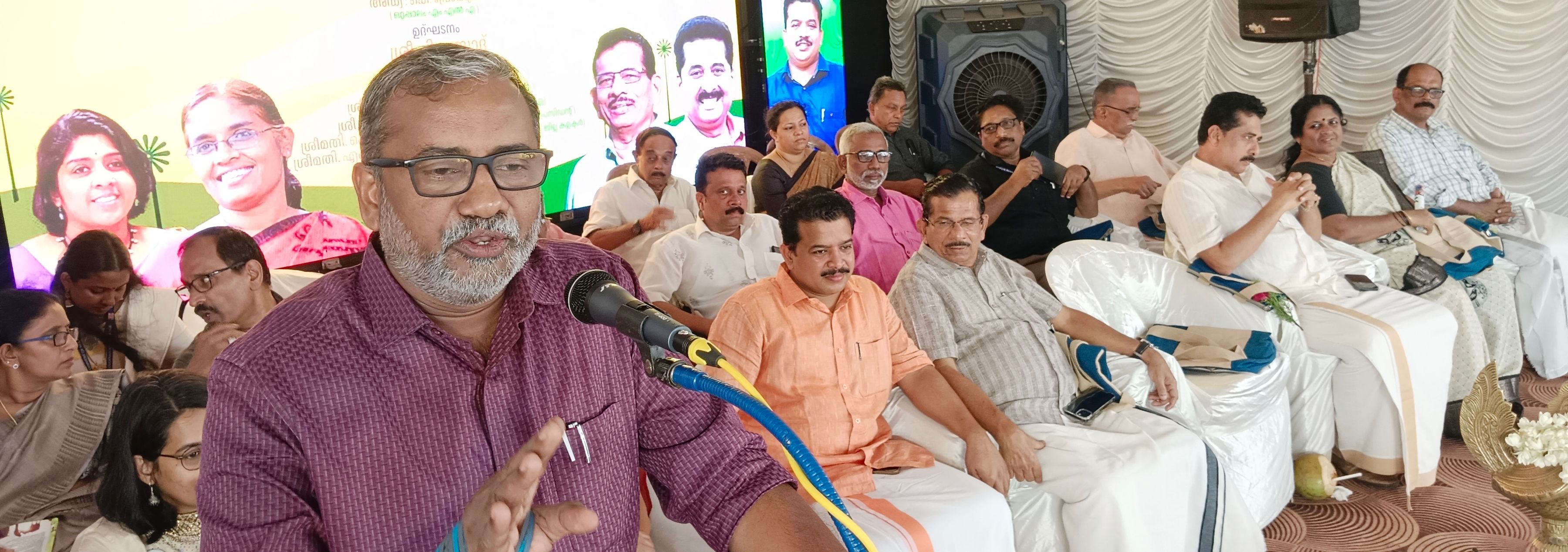 ഒറ്റപ്പാലം നിയോജക മണ്ഡലത്തിൽ കെ പ്രേംകുമാർ എംഎൽഎയുടെ നേതൃത്വത്തിൽ നടത്തുന്ന സമഗ്ര കാർഷിക  വികസന പദ്ധതിയായ നാട്ടുപച്ചയുടെ ഭാഗമായി നടത്തിയ കാർഷിക മഹോത്സവം മന്ത്രി പി പ്രസാദ് ഉദ്ഘാടനം ചെയ്യുന്നു