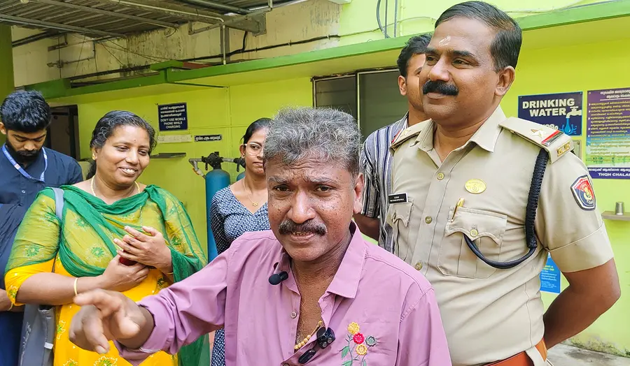 ചാലക്കുടി താലൂക്ക് ആശുപത്രിയിലെ ഡി അഡിക്ഷന് സെന്ററിന്
മുന്നില് പാട്ടുപാടുന്ന വിത്സന്