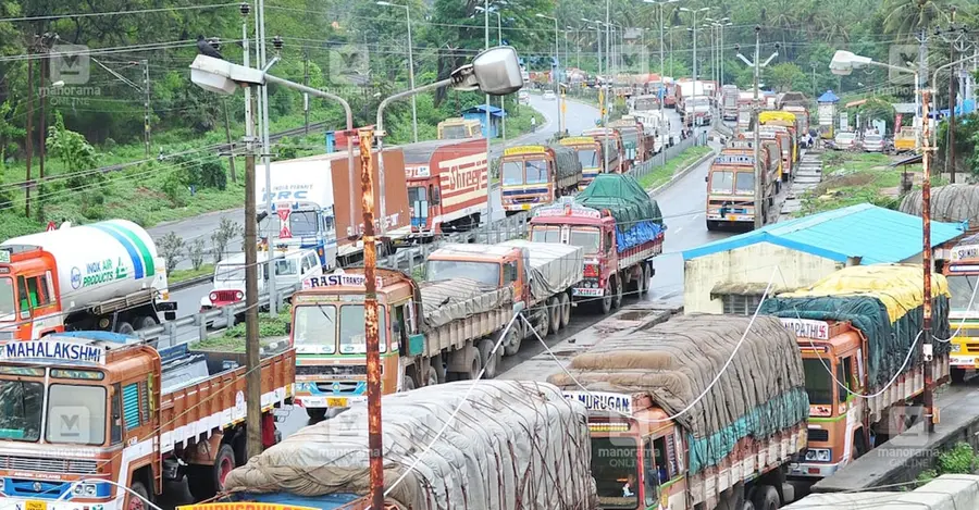 വാളയാർ ചെക്ക് പോസ്റ്റിലെ തിരക്ക് (ഫയൽ ചിത്രം)