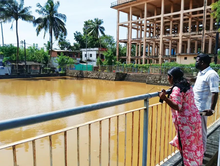 ജലസംഭരണി ശുചിയാക്കിയ ശേഷം മലിനജലം ഒഴുക്കിയതിനാൽ
മലീമസമായ അരൂർ എരിയകുളം