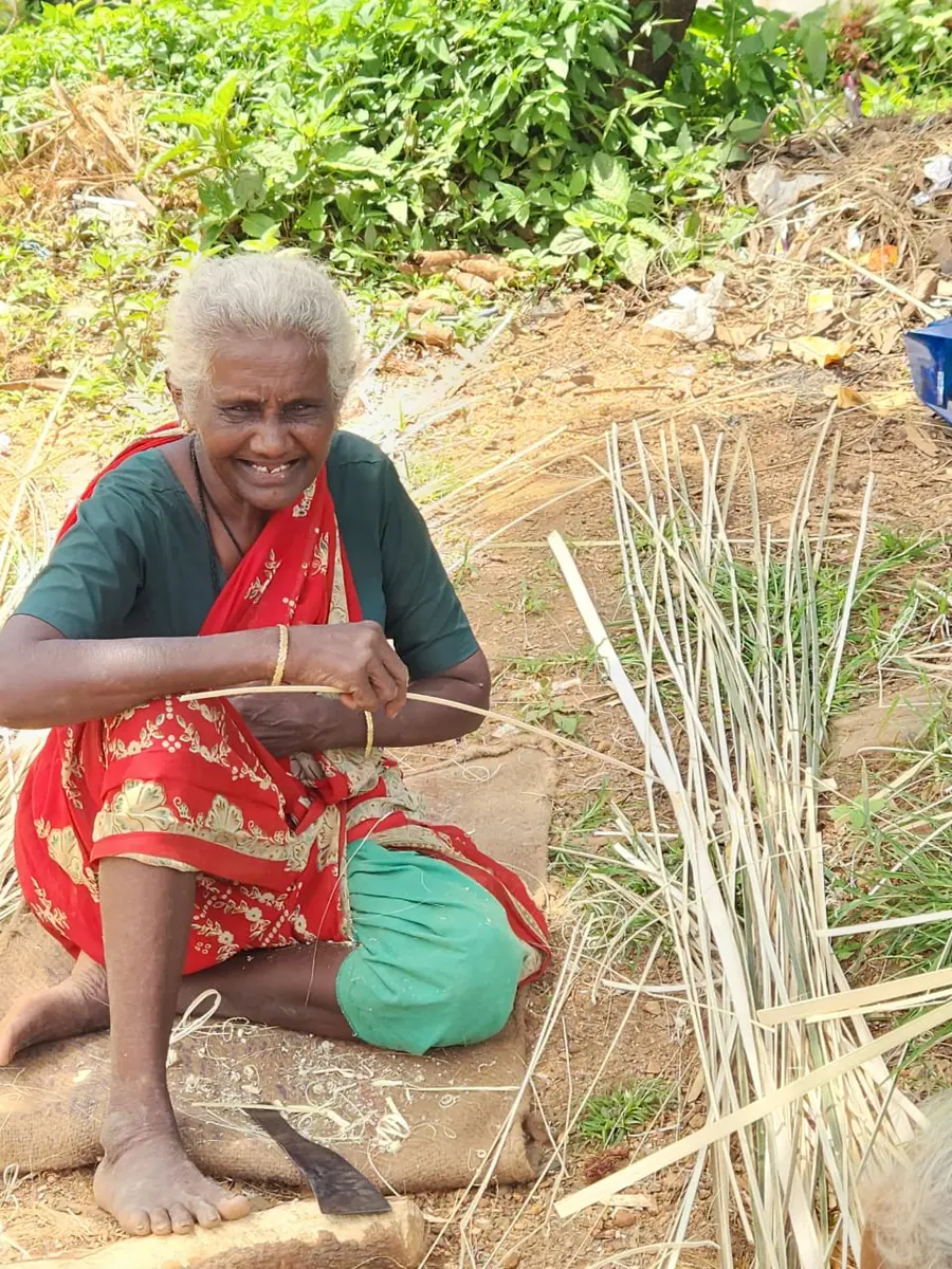 നെയ്യുന്ന അമ്മ