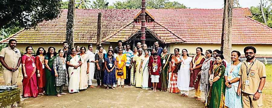 ചേര്ത്തല ഡിപ്പോയിൽ പഞ്ചപാണ്ഡവ ക്ഷേത്ര ദർശനത്തിന് പുറപ്പെട്ട തീർഥാടന സംഘം തൃച്ചിറ്റാറ്റ് ക്ഷേത്രത്തിൽ (ഫയൽ ചിത്രം)