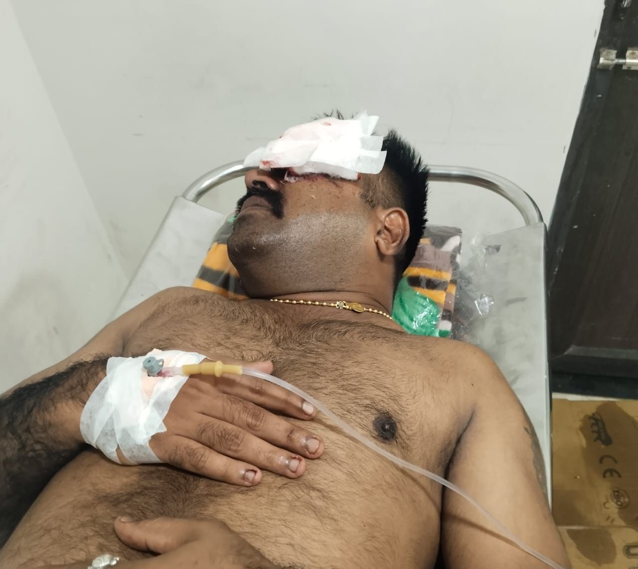 യുഡിഎസ്എഫ് അക്രമത്തിൽ പരിക്കേറ്റ് കോഴിക്കോട് സ്വകാര്യ കണ്ണാശുപത്രിയിൽ ചികിത്സയിൽ കഴിയുന്ന പോലീസുകാരൻ വിനോദ് ചന്ദ്രൻ