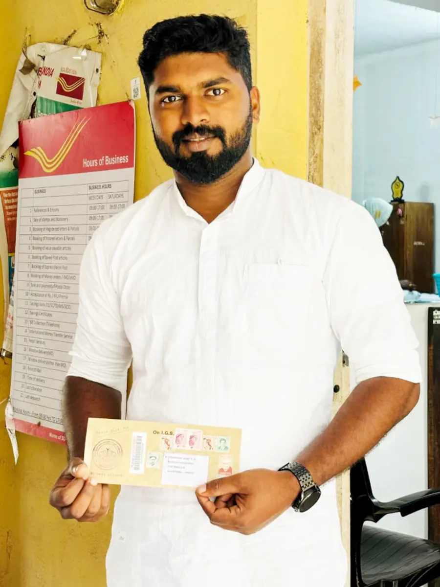 ഇരുപത്തൊമ്പത്‌ വർഷം മുമ്പ്‌ ജനിച്ചുവീണ ബോട്ടിൽ ജീവനക്കാരനായെത്തുന്ന അപൂർവനിമിഷത്തിന്‌ സാക്ഷിയാകുകയാണ്‌ വെള്ളിയാഴ്‌ച നെടുമുടി ബോട്ട്‌ ജെട്ടി. 