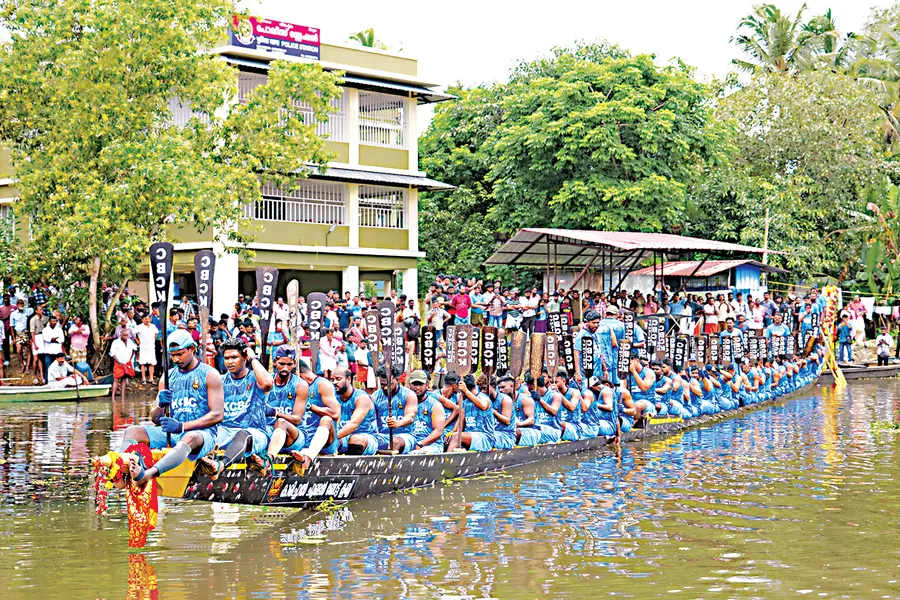 കാരിച്ചാൽ ചുണ്ടനിൽ പരിശീലനത്തിന്‌ ഒരുങ്ങുന്ന കാരിച്ചാൽ ചുണ്ടൻ ബോട്ട്‌ ക്ലബ്‌ 