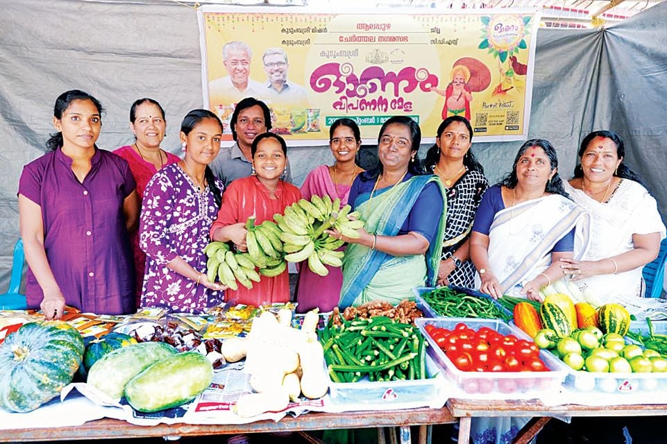 ചേർത്തല നഗരസഭയിലെ ഓണച്ചന്തയിൽ സിഡിഎസ്‌ ചെയർപേഴ്‌സൺ ജ്യോതിമോൾ പച്ചക്കറികൾ എറ്റുവാങ്ങുന്നു