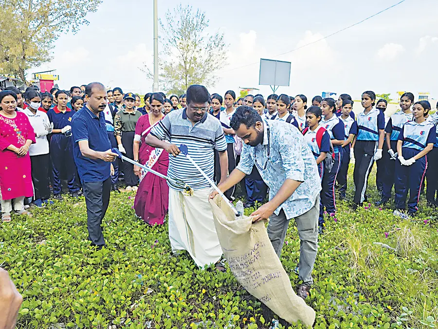 ആലപ്പുഴ ബീച്ചിൽ "സ്വച്ഛോത്സവം' മെഗാ ക്ലീനിങ് പി പി ചിത്തരഞ്ജൻ എംഎൽഎ ഉദ്ഘാടനംചെയ്യുന്നു