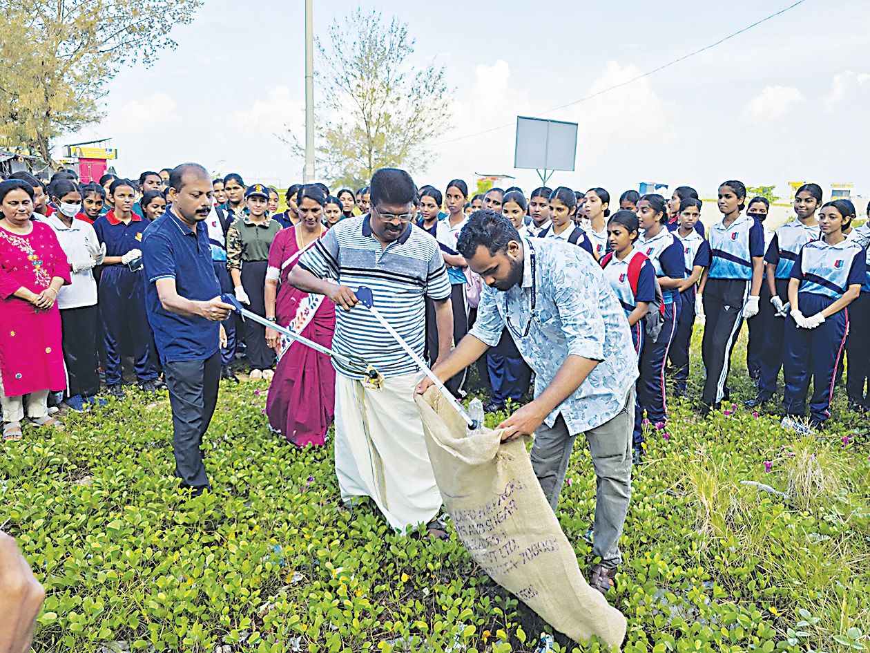 ആലപ്പുഴ ബീച്ചിൽ "സ്വച്ഛോത്സവം' മെഗാ ക്ലീനിങ്  പി പി ചിത്തരഞ്ജൻ എംഎൽഎ ഉദ്ഘാടനംചെയ്യുന്നു
