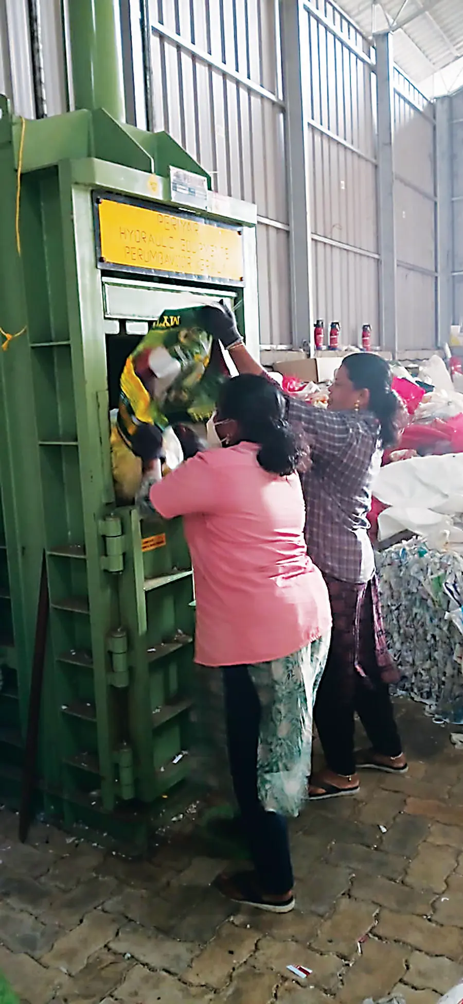 ക്ലീൻ കേരള കമ്പനിയുടെ കണിച്ചുകുളങ്ങരയിലെ ഇക്കോ ബാങ്കിൽ  ജെെവമാലിന്യം ശേഖരിക്കുന്ന തൊഴിലാളികൾ