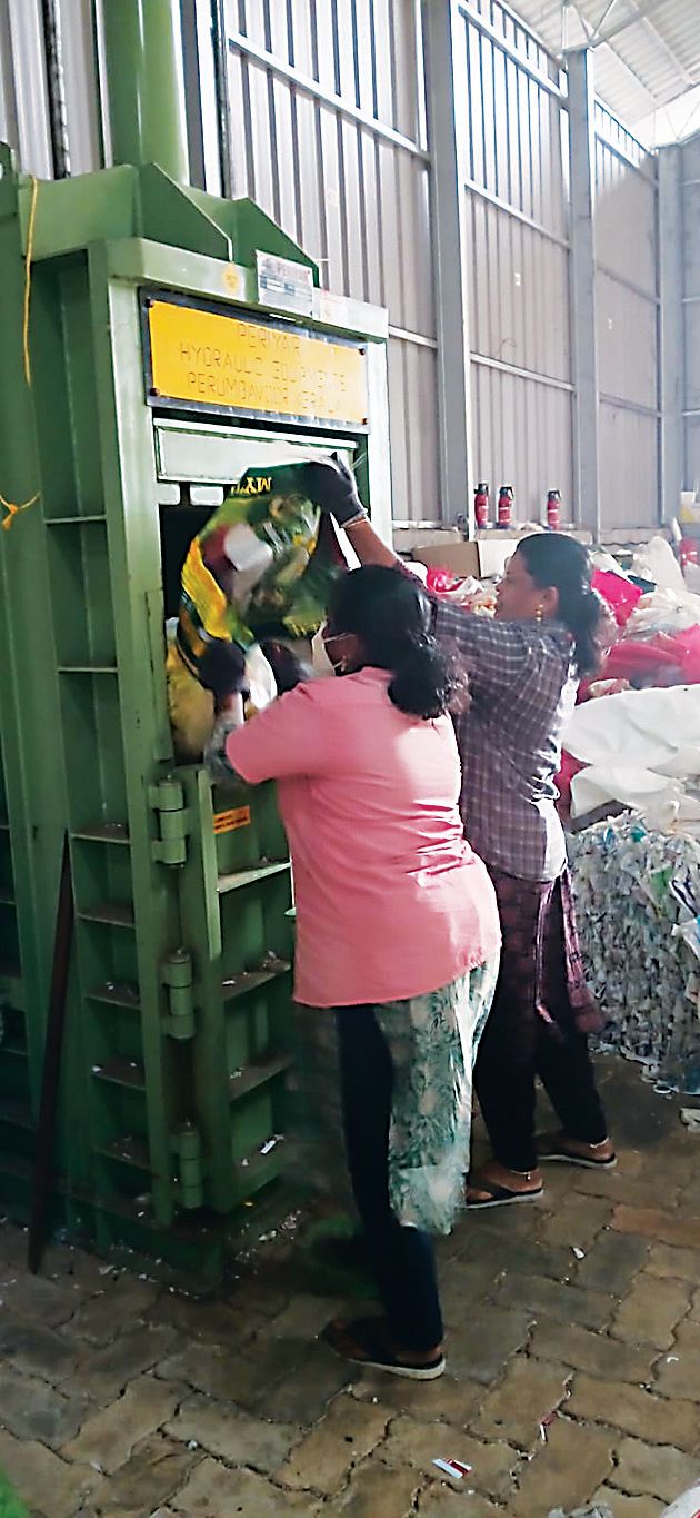 ക്ലീൻ കേരള കമ്പനിയുടെ കണിച്ചുകുളങ്ങരയിലെ ഇക്കോ ബാങ്കിൽ  ജെെവമാലിന്യം ശേഖരിക്കുന്ന തൊഴിലാളികൾ