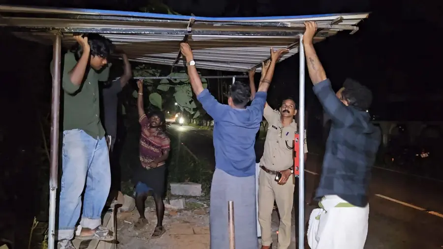 അഷ്ടമിച്ചിറ ബസ് സ്റ്റോപ്പ് പുതുക്കിപ്പണിയുന്ന ഡിവൈഎഫ്ഐ പ്രവർത്തകർ