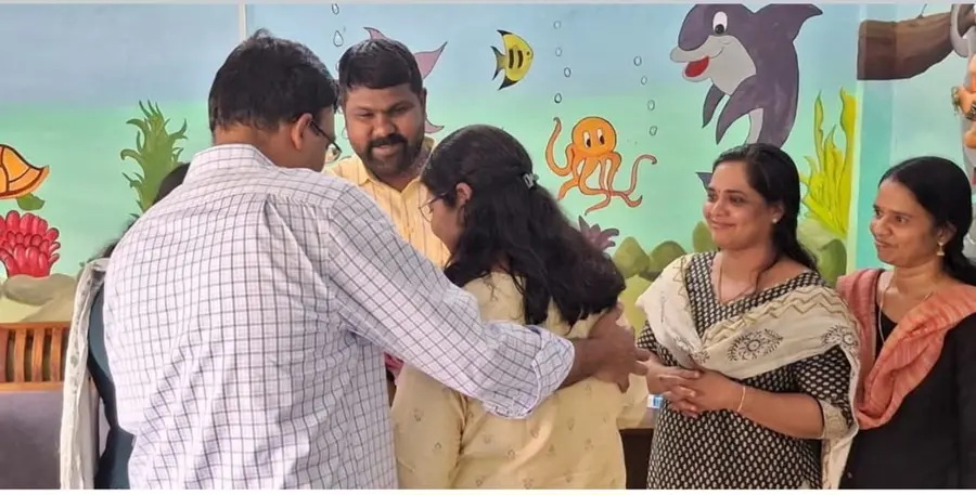 സംസ്ഥാന ശിശുക്ഷേമ സമിതി ജനറൽ സെക്രട്ടറി ജി എൽ അരുൺ ഗോപി  ചെന്നൈയിലെ ദമ്പതികൾക്ക്‌ കുഞ്ഞിനെ കൈമാറിയപ്പോൾ