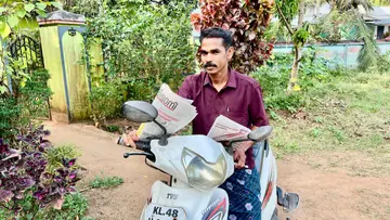 ദേശാഭിമാനി പത്രവിതരണത്തിനിടെ പി സി ശിവകുമാര്‍