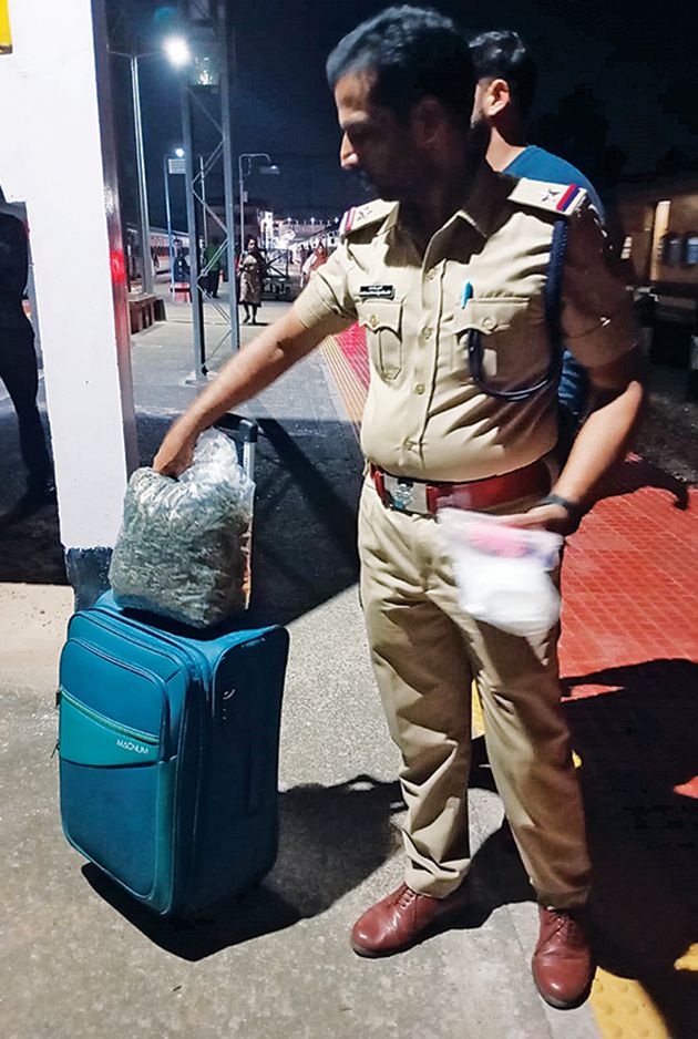ആലപ്പുഴ റെയിൽവേ സറ്റേഷനിൽ ട്രോളി ബാഗിൽ ഉപേക്ഷിച്ചനിലയിൽ കണ്ടെത്തിയ കഞ്ചാവ്