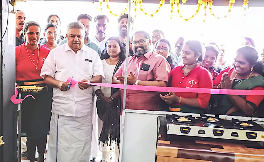 കുടുംബശ്രീ ജില്ലാ മിഷന്റെ ടേക്ക് എവേ കൗണ്ടർ മീറ്റ് പോയിന്റ്‌ ചെങ്ങന്നൂർ, കായംകുളം മുനിസിപ്പാലിറ്റികളിൽ ആരംഭിച്ചു. 
