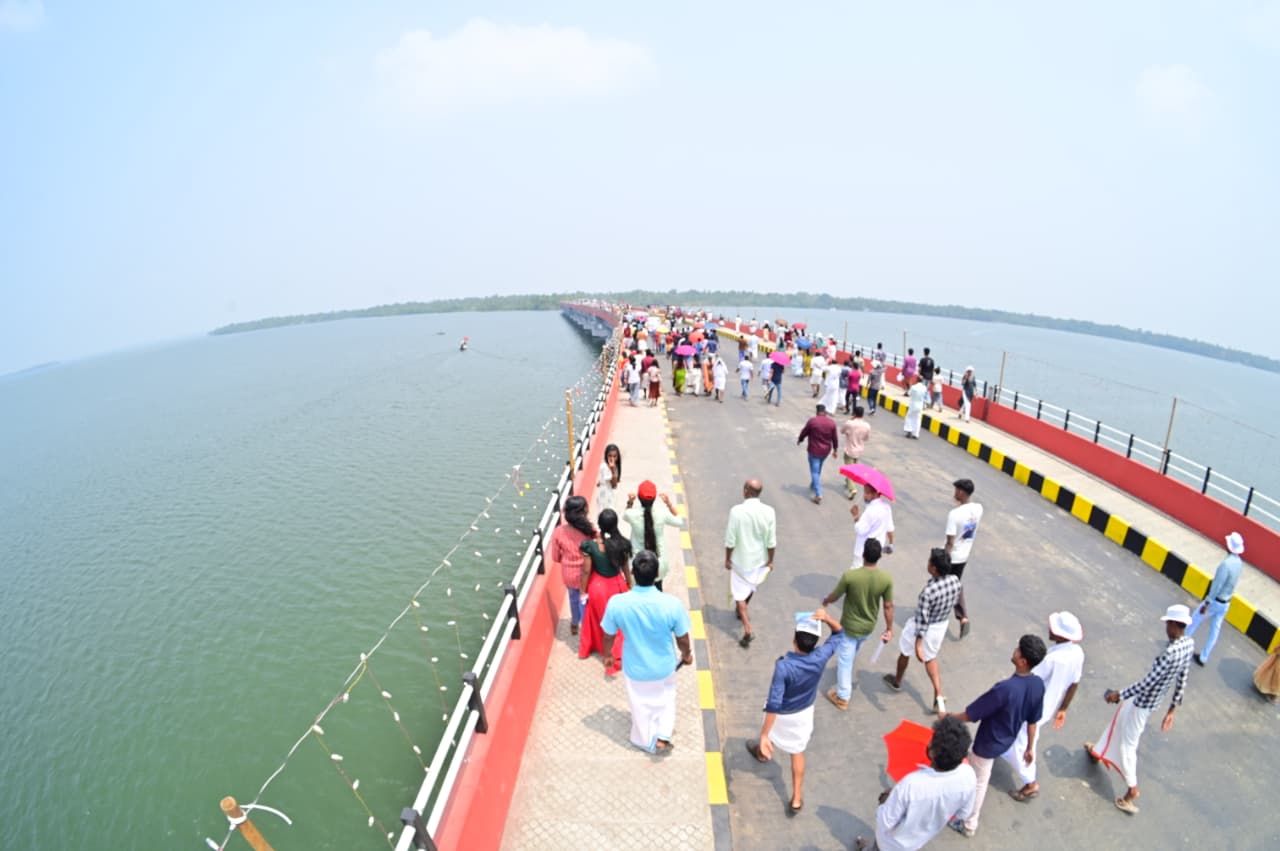 മറുകര തൊട്ട മനുഷ്യർ