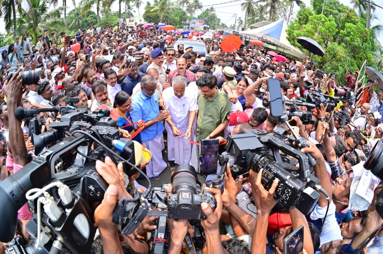 പെരുമ്പളം പാലത്തിന്റെ ഉദ്ഘാടനം മുഖ്യമന്ത്രി പിണറായി വിജയൻ നിർവഹിക്കുന്നു