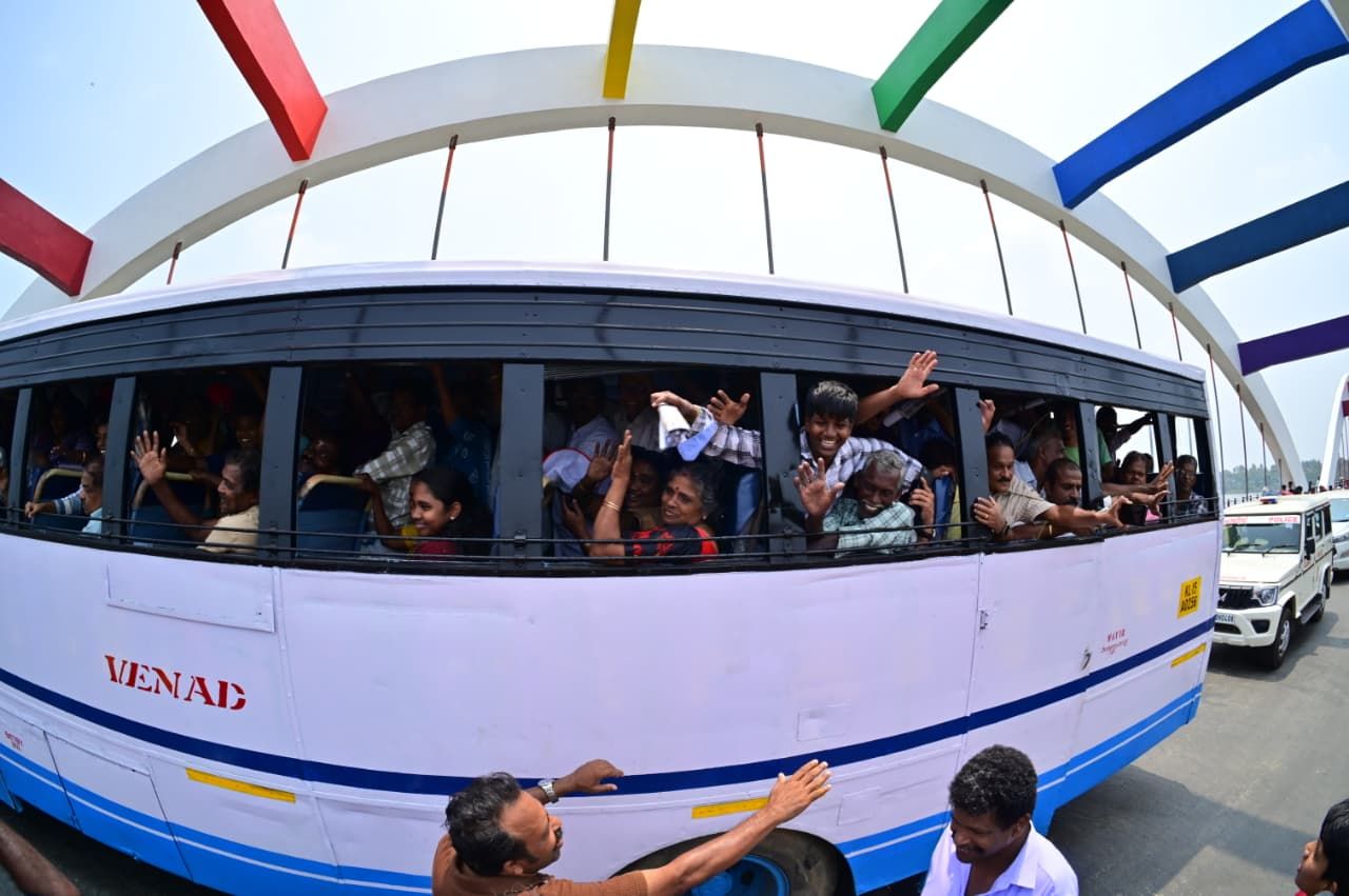 കായൽ തിരയിൽ ആഹ്ളാദം തിരതല്ലുമ്പോൾ