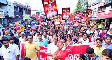  മലന്പുഴ എൽഡിഎഫ്‌ സ്ഥാനാർഥി വി പ്രഭാകരന്റെ റോഡ്‌ഷോ