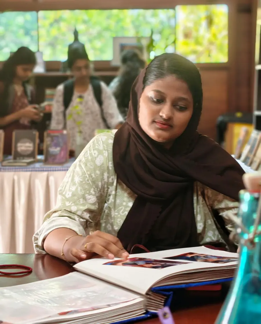പുതുപ്പരിയാരം മധുരം ഗായതി ലൈബ്രറിയിലൊരുക്കിയ പുസ്തക പ്രദർശനത്തിൽ വായിക്കുന്ന വിദ്യാർഥി