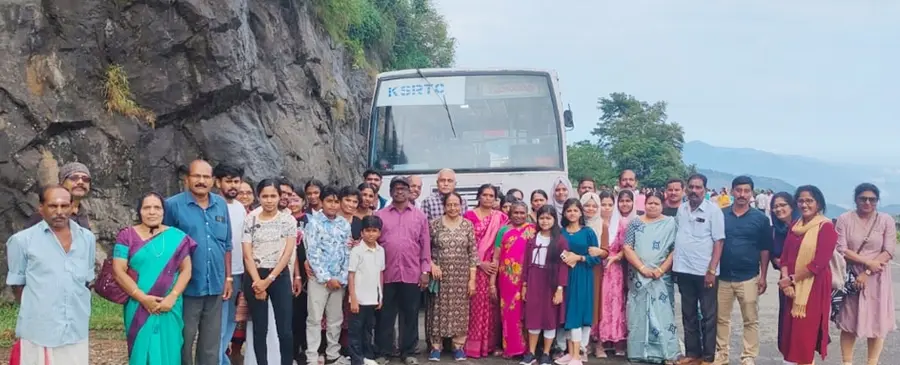 പാലക്കാട്‌ ഡിപ്പോയിൽനിന്ന്‌ പുറപ്പെട്ട ഉല്ലാസയാത്രാ സംഘം നെല്ലിയാമ്പതിയിൽ