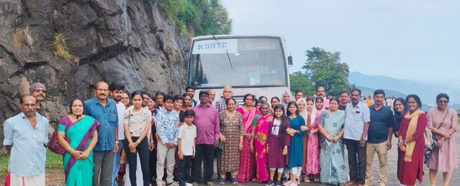 പാലക്കാട്‌ ഡിപ്പോയിൽനിന്ന്‌ പുറപ്പെട്ട ഉല്ലാസയാത്രാ സംഘം നെല്ലിയാമ്പതിയിൽ