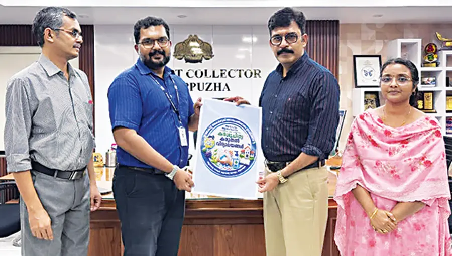 കരശുചിത്വ കരുതൽ വിദ്യാലയങ്ങൾ പരിപാടിയുടെ ലോഗോ  കലക്ടർ  ഷാജി വി നായർ പ്രകാശിപ്പിക്കുന്നു