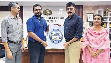 കരശുചിത്വ കരുതൽ വിദ്യാലയങ്ങൾ പരിപാടിയുടെ ലോഗോ കലക്ടർ
ഷാജി വി നായർ പ്രകാശിപ്പിക്കുന്നു