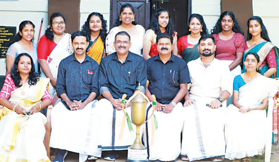റവന്യു ജില്ലാ ടിടിഐ കലോത്സവത്തിൽ ഓവറോൾ ചാമ്പ്യൻഷിപ് നേടിയ
ആലപ്പുഴ ഗവ. ടിടിഐ ടീം അധ്യാപകരോടൊപ്പം