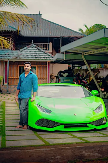 ആരോമൽ താൻ നിർമിച്ച ലംബോർഗിനി കാറിന് മുൻപിൽ