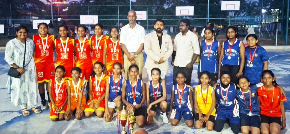 ദിശ സ്‌പോർട്സ് അക്കാദമി സംഘടിപ്പിച്ച ബാസ്‌കറ്റ്‌ബോൾ ടൂർണമെന്റിൽ  വിജയികളായ ആലപ്പുഴ എസ്‌ഡിവി ഗേൾസ്‌ എച്ച്‌എസ്‌, റണ്ണറപ്പുകളായ  ആലപ്പുഴ സെന്റ്‌ ആന്റണീസ്‌ എച്ച്‌എസ്‌ ടീമുകൾ ട്രോഫികളുമായി