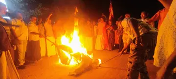 സിഐടിയു, -കർഷക സംഘം, കെഎസ്കെടിയു എന്നിവ ചേർന്ന് ആലപ്പുഴ നഗരത്തിൽ ഗ്യാനേഷ് കുമാറിന്റെ കോലം കത്തിക്കുന്നു