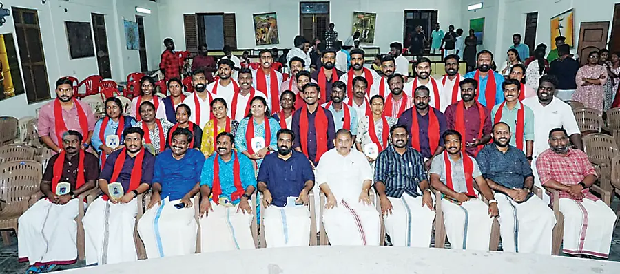 ജില്ലയിൽ തദ്ദേശ തെരഞ്ഞെടുപ്പിൽ ഉജ്വല വിജയം നേടിയ ഡിവൈഎഫ്ഐ
പ്രവർത്തകർ സംസ്ഥാന സെക്രട്ടറി വി കെ സനോജ്, സിപിഐ എം ജില്ലാ സെക്രട്ടറി ആർ നാസർ എന്നിവർക്കൊപ്പം