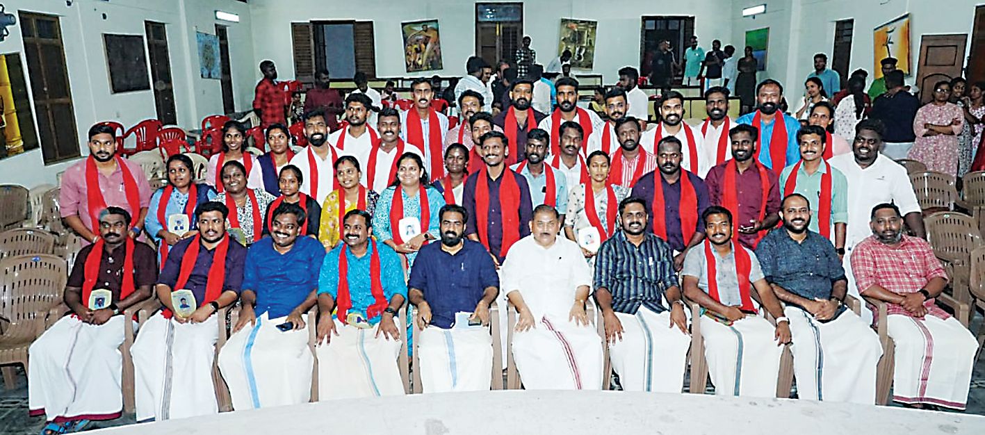 ജില്ലയിൽ തദ്ദേശ തെരഞ്ഞെടുപ്പിൽ ഉജ്വല വിജയം നേടിയ ഡിവൈഎഫ്ഐ  പ്രവർത്തകർ സംസ്ഥാന സെക്രട്ടറി വി കെ സനോജ്, സിപിഐ എം ജില്ലാ സെക്രട്ടറി ആർ നാസർ എന്നിവർക്കൊപ്പം 