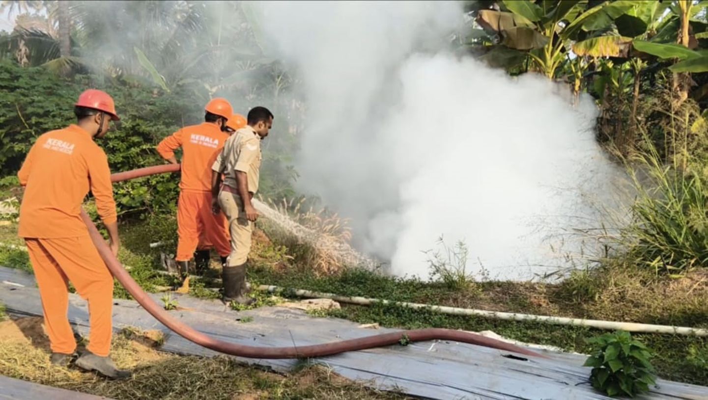 ആളൂർ ഷോളയാറിൽ കിണറ്റിലെ മാലിന്യക്കൂമ്പാരത്തിലെ തീ അണയ്ക്കുന്ന അഗ്നിരക്ഷാസേന