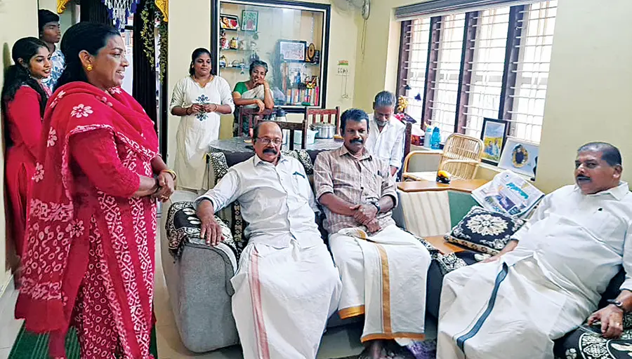സിപിഐ എം ജില്ലാ സെക്രട്ടറി ആർ നാസർ മുഹമ്മ പഞ്ചായത്ത് മൂന്നാംവാർഡിലെ ഗൃഹസന്ദർശനത്തിൽ