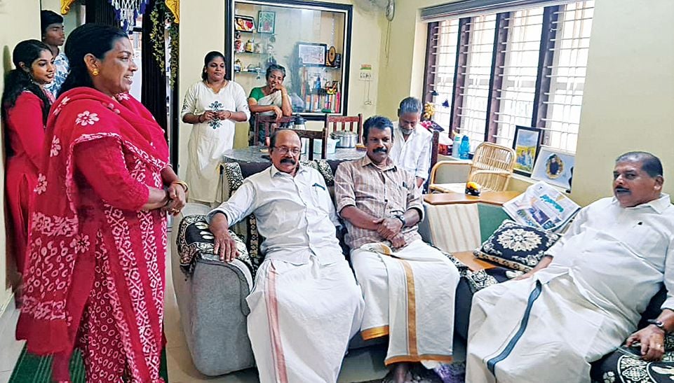 സിപിഐ എം ജില്ലാ സെക്രട്ടറി ആർ നാസർ മുഹമ്മ പഞ്ചായത്ത്‌ മൂന്നാംവാർഡിലെ ഗൃഹസന്ദർശനത്തിൽ