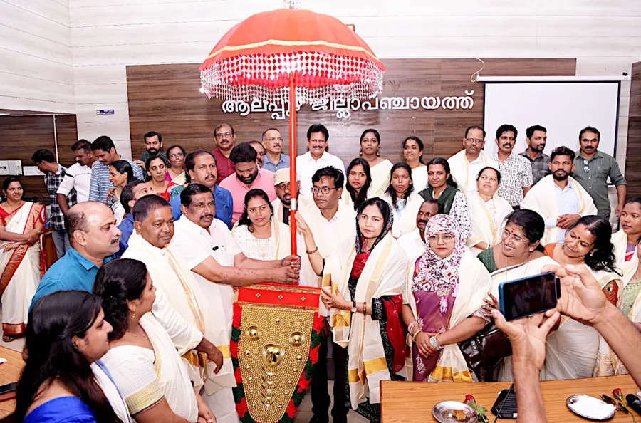ജില്ലാ പഞ്ചായത്തിന്റെ പ്രവർത്തനരീതികൾ പഠിക്കാൻ ജാർഖണ്ഡിൽനിന്നെത്തിയ സംഘത്തെ  പ്രസിഡന്റ്‌ എ മഹേന്ദ്രന്റെ നേതൃത്വത്തിൽ സ്വീകരിച്ചപ്പോൾ  