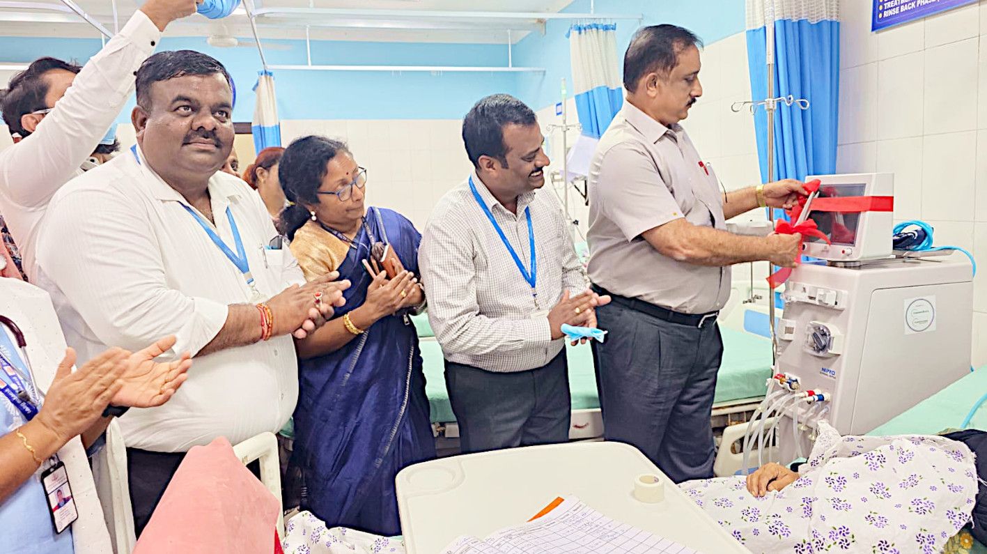 ജനറൽ ആശുപത്രിയിലെ യൂണിറ്റിന്‌ ലഭിച്ച പുതിയ ഡയാലിസിസ് യന്ത്രം കലക്ടർ അലക--്സ‍് വർഗീസ് പ്രവർത്തിപ്പിക്കുന്നു