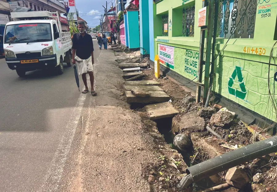 ആലപ്പുഴ നഗരസഭ മുനിസിപ്പൽ ടൗൺ ഹാളിന് മുന്നിലെ റോഡിൽ തകർന്ന ഓടകൾ